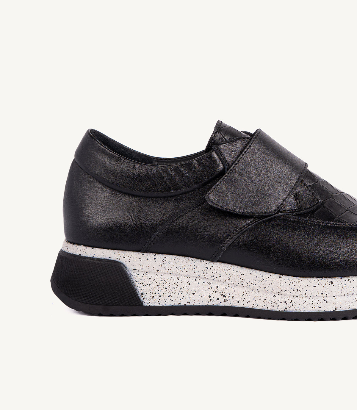 ELYA EN CUIR NOIR – CL2501