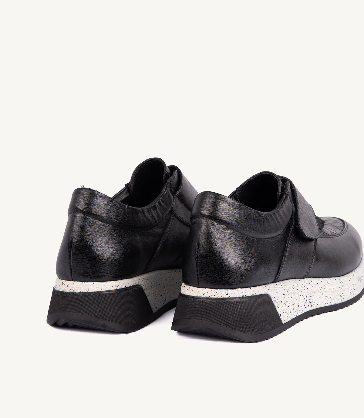 ELYA EN CUIR NOIR – CL2501